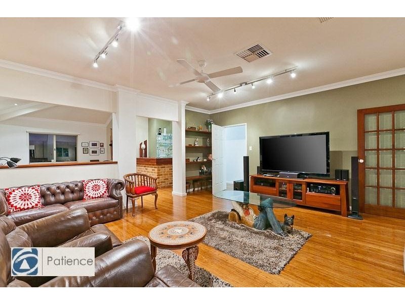 16 Kinsale Drive, Mindarie WA 6030