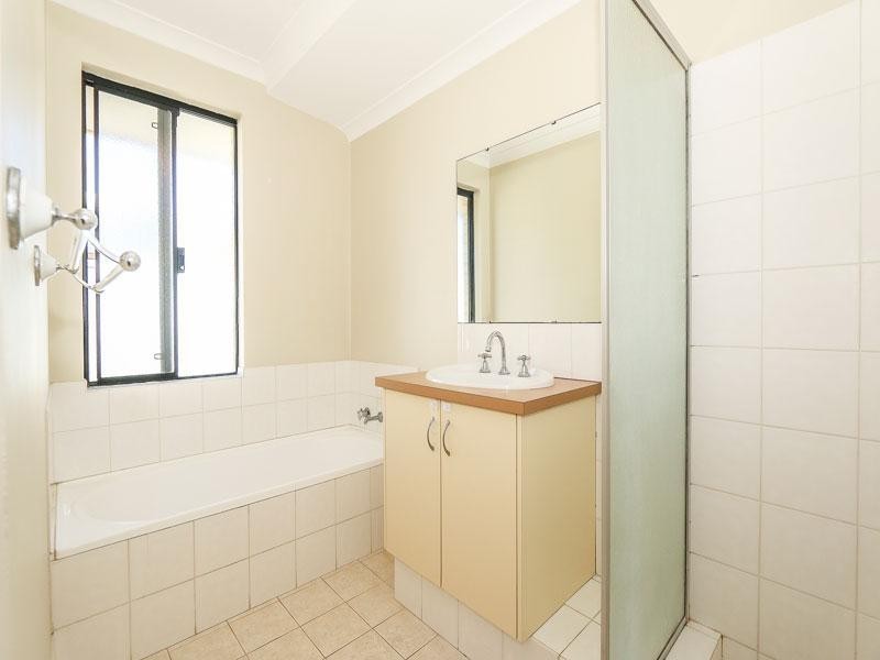 1 Allanbi Circle, Carramar WA 6031