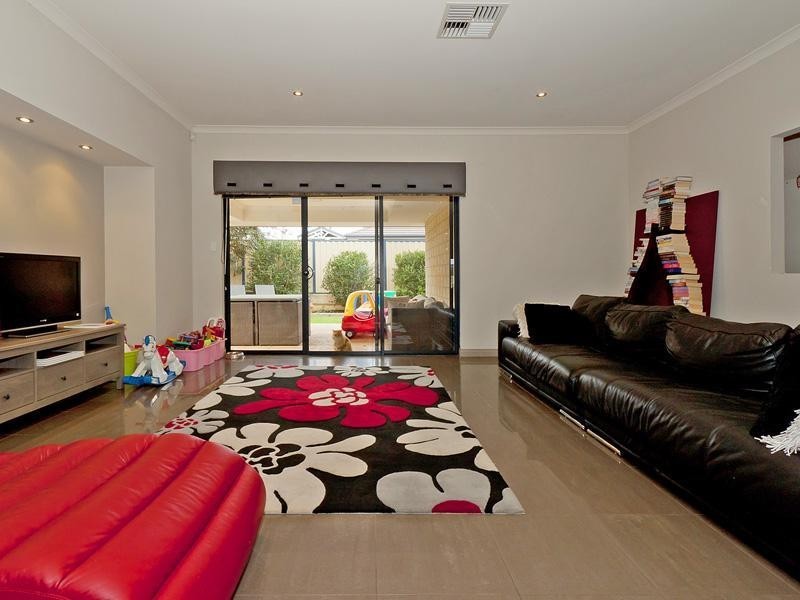 18 Grallina Way, Tapping WA 6065