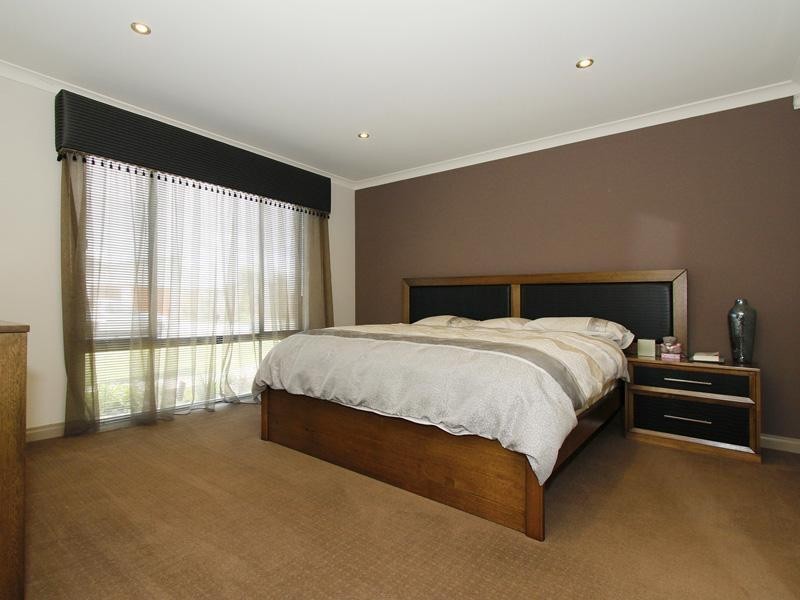 18 Grallina Way, Tapping WA 6065