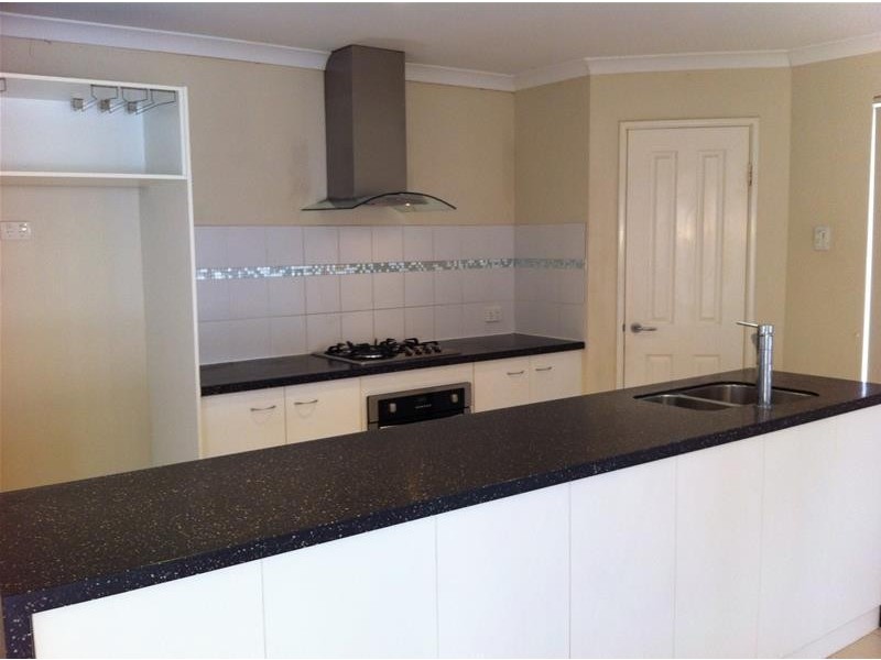 19 Lauderdale Ramble, Carramar WA 6031