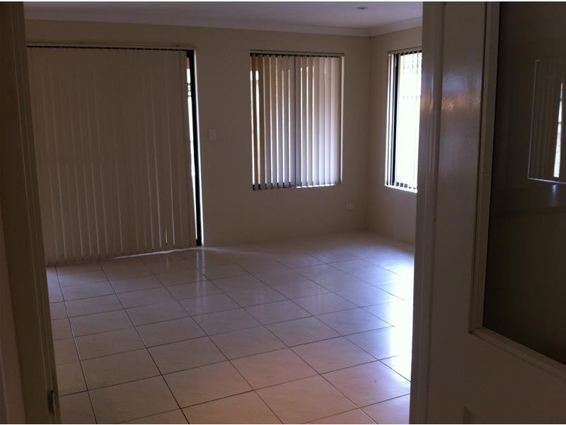 19 Lauderdale Ramble, Carramar WA 6031