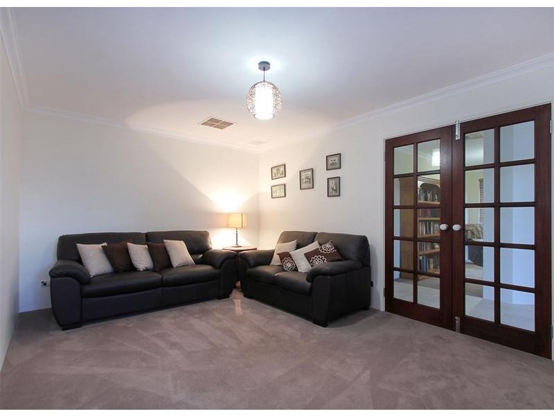 8 Ankuri Pass, Carramar WA 6031