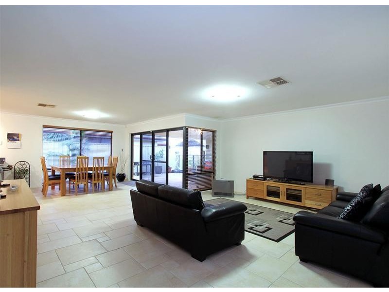 8 Ankuri Pass, Carramar WA 6031