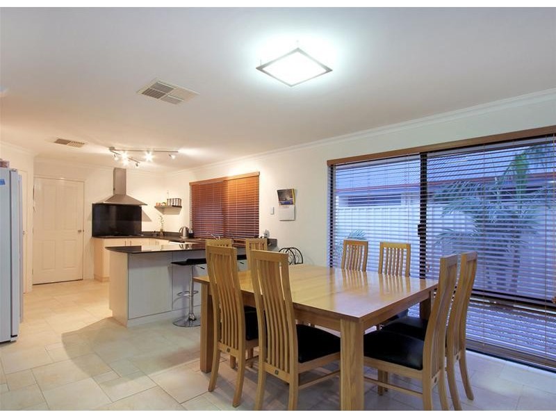 8 Ankuri Pass, Carramar WA 6031