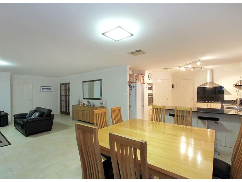 8 Ankuri Pass, Carramar WA 6031