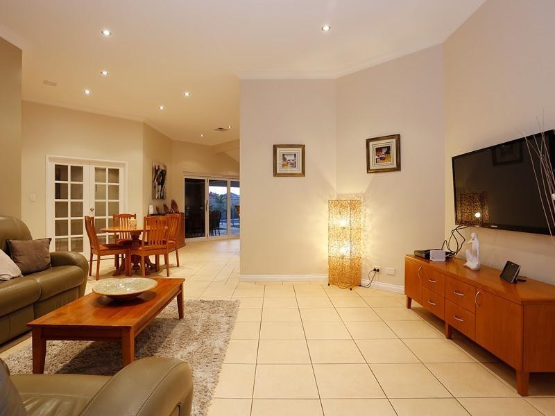 9 Galveston Loop, Iluka WA 6028