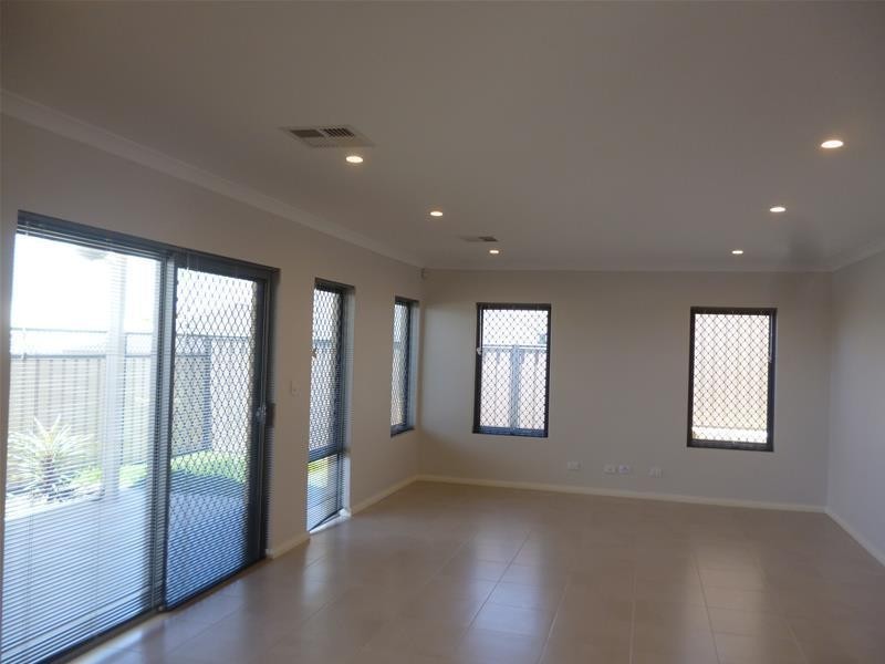 4 Tranquility Crescent, Aveley WA 6069