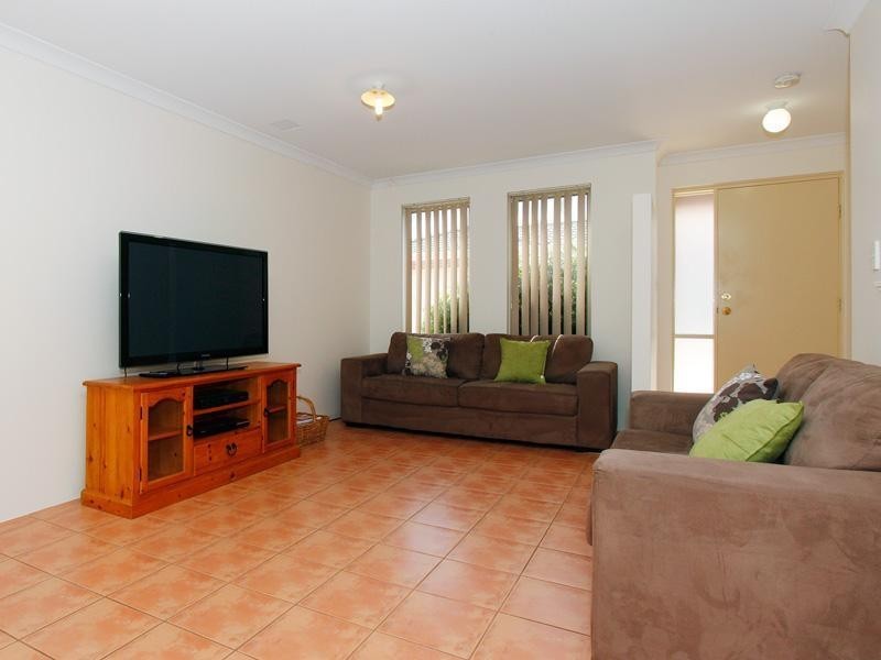 8/5 Yarra Court, Carramar WA 6031