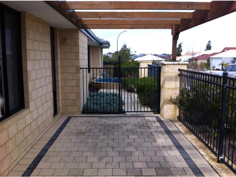 19 Lauderdale Ramble, Carramar WA 6031