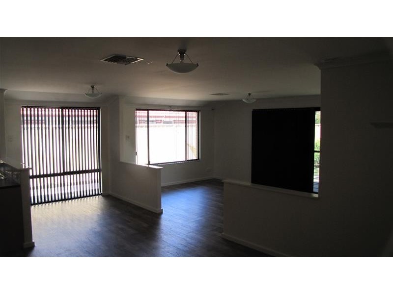 31 Innesvale Way, Carramar WA 6031