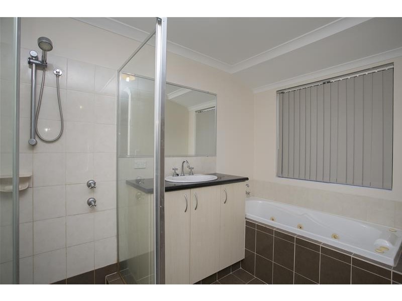 27 Fairvale Bend, Madeley WA 6065