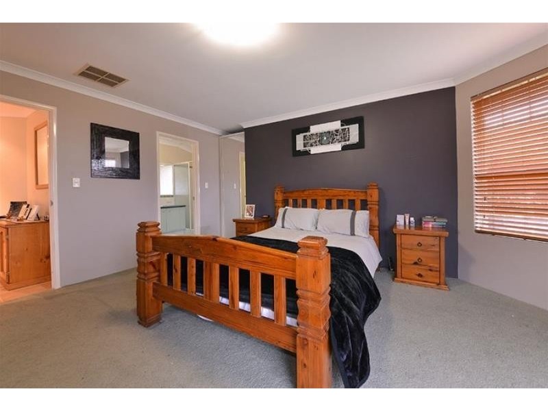 25 Brightlands Circuit, Carramar WA 6031