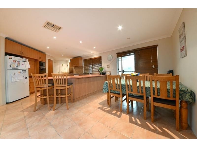 25 Brightlands Circuit, Carramar WA 6031