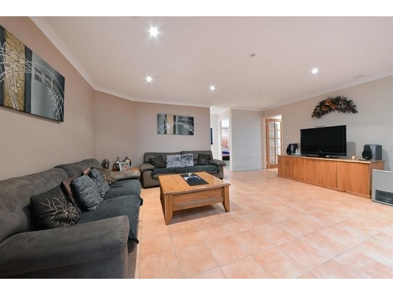 25 Brightlands Circuit, Carramar WA 6031