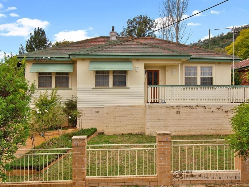 8 Douglas Avenue, Tamworth NSW 2340