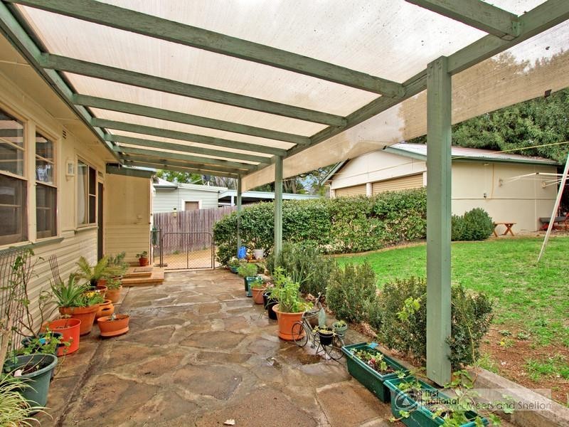 8 Douglas Avenue, Tamworth NSW 2340