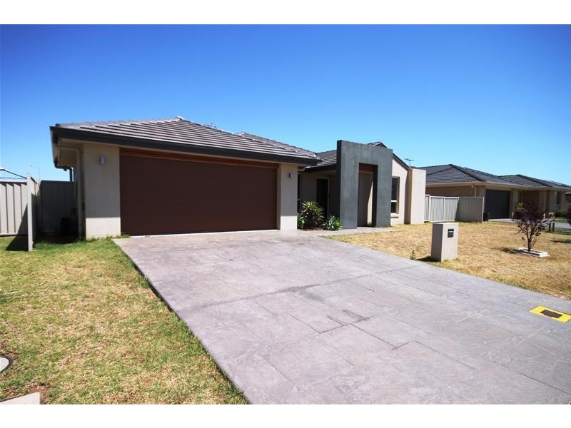 18 Bowman Drive, Tamworth NSW 2340