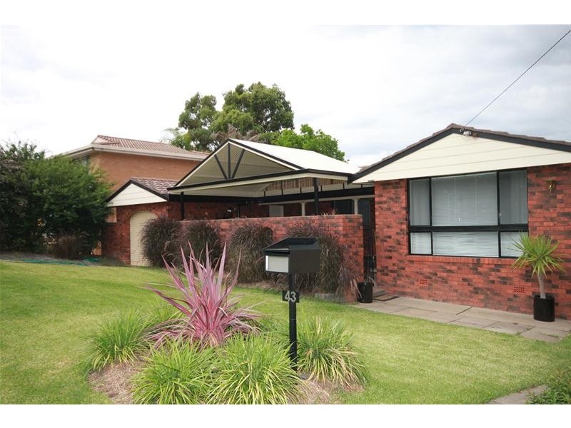 43 Minnamurra Crescent, Tamworth NSW 2340