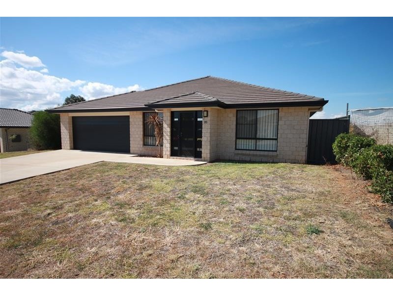 20 Falcon Drive, Tamworth NSW 2340