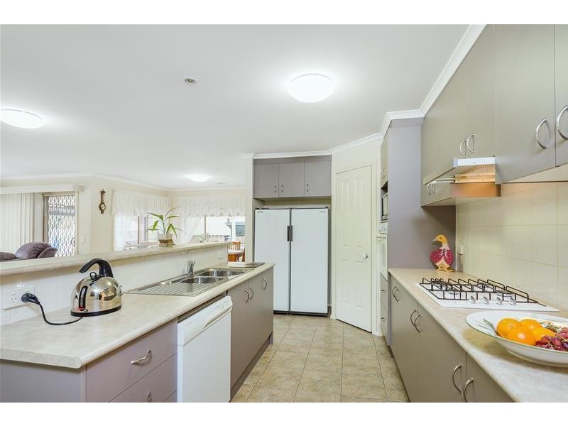 10 Greenleaf Drive, Lara VIC 3212