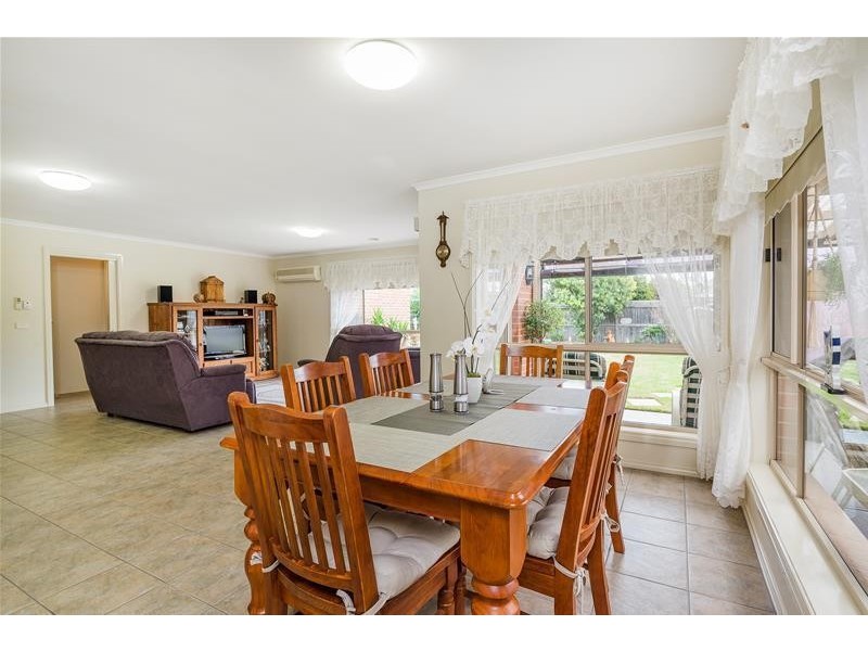 10 Greenleaf Drive, Lara VIC 3212