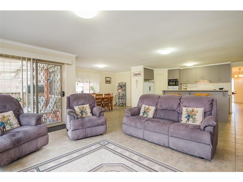 10 Greenleaf Drive, Lara VIC 3212