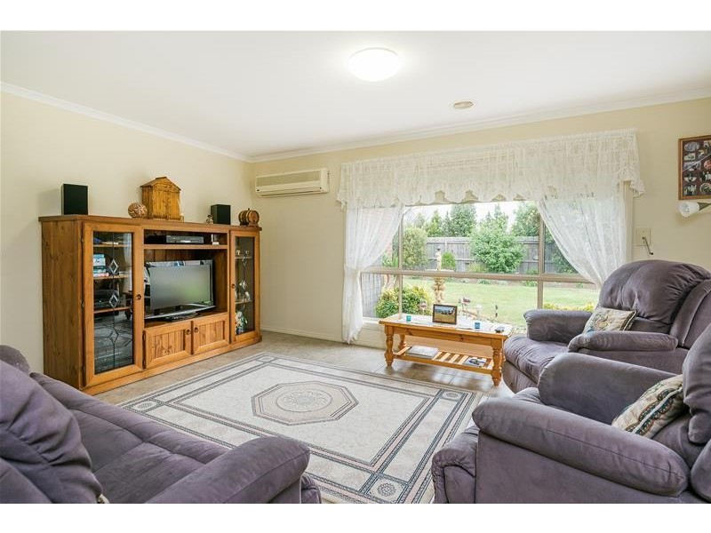 10 Greenleaf Drive, Lara VIC 3212