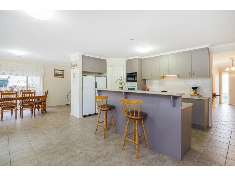 10 Greenleaf Drive, Lara VIC 3212