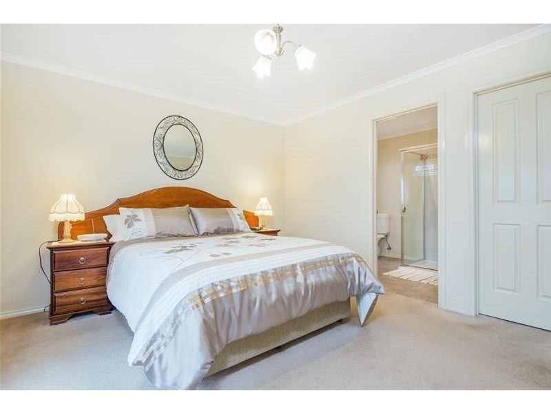 10 Greenleaf Drive, Lara VIC 3212