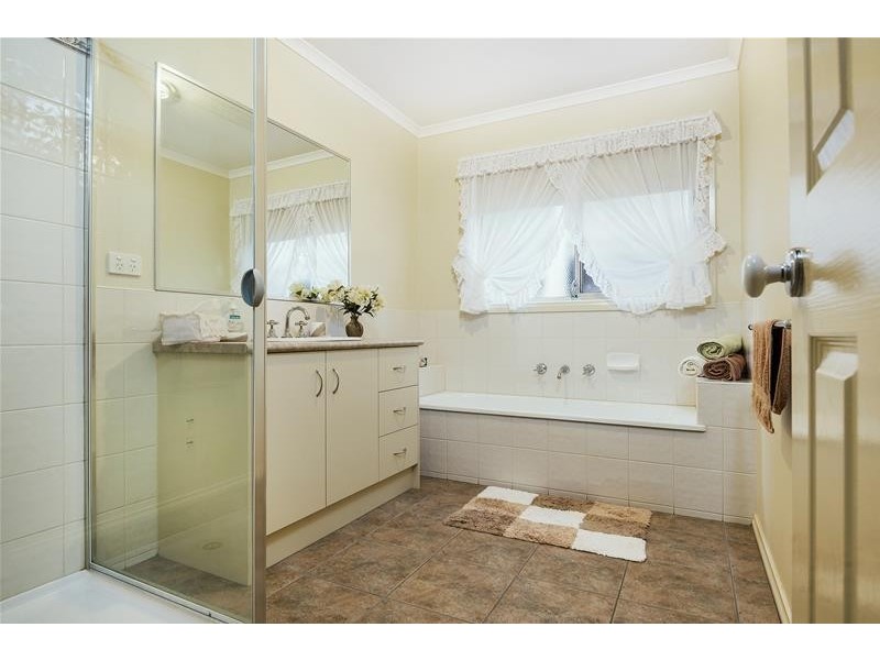 10 Greenleaf Drive, Lara VIC 3212