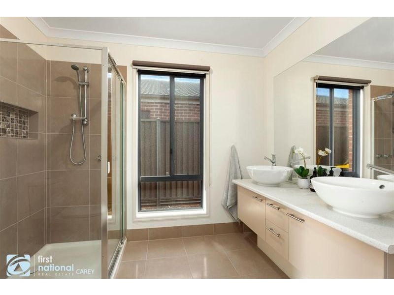 33 Kingfisher Court, Lara VIC 3212