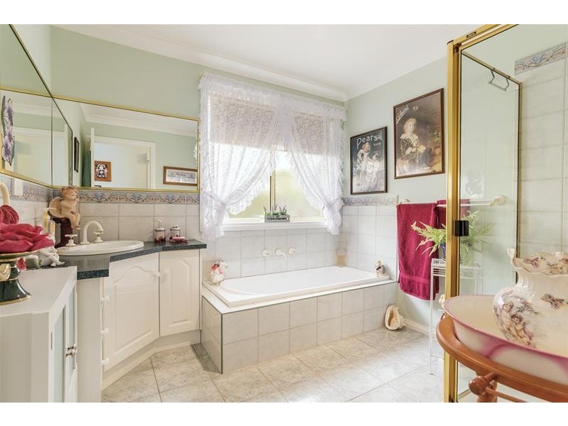 13 O’Dwyer Court, Lovely Banks VIC 3221