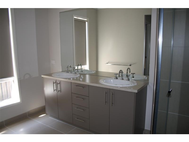 5 Wood Duck Crt, Lara VIC 3212