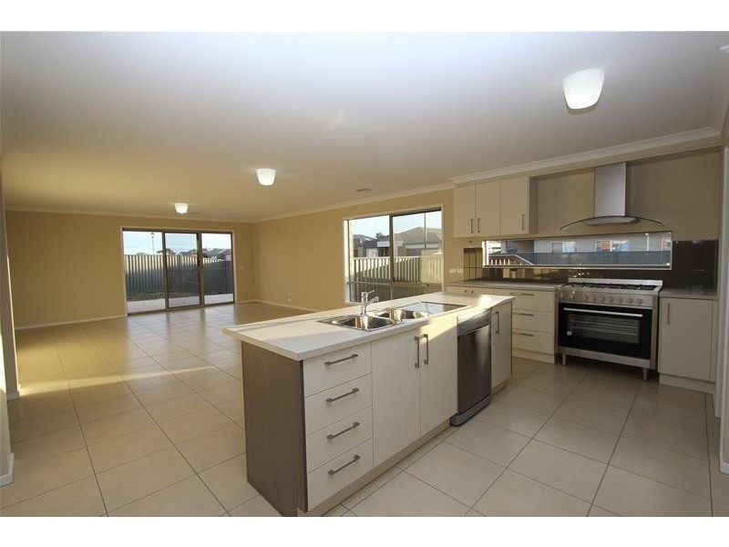 62 Eastlakes Boulevard, Lara VIC 3212