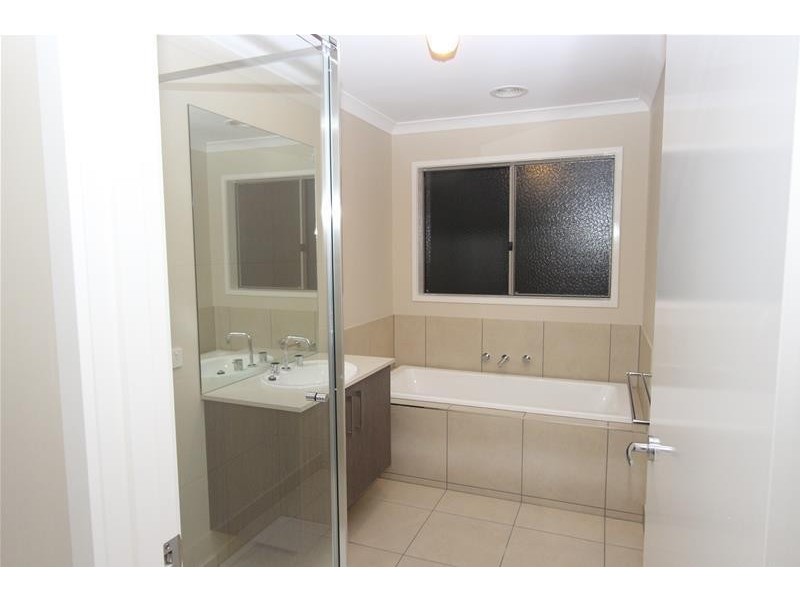 62 Eastlakes Boulevard, Lara VIC 3212