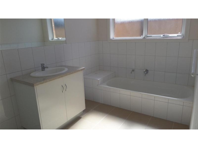 2/12 Forest Road North, Lara VIC 3212