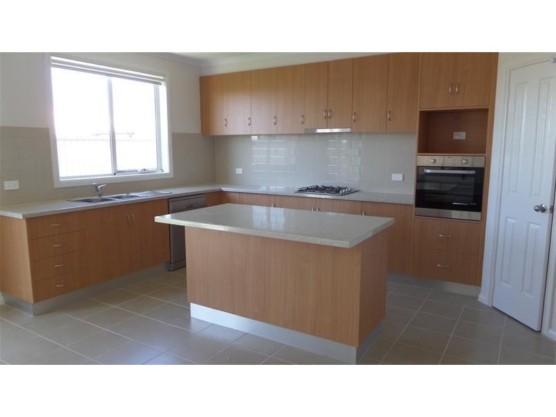 2/12 Forest Road North, Lara VIC 3212