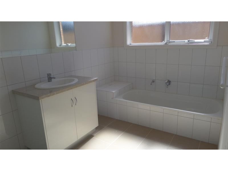 2/12 Forest Road North, Lara VIC 3212