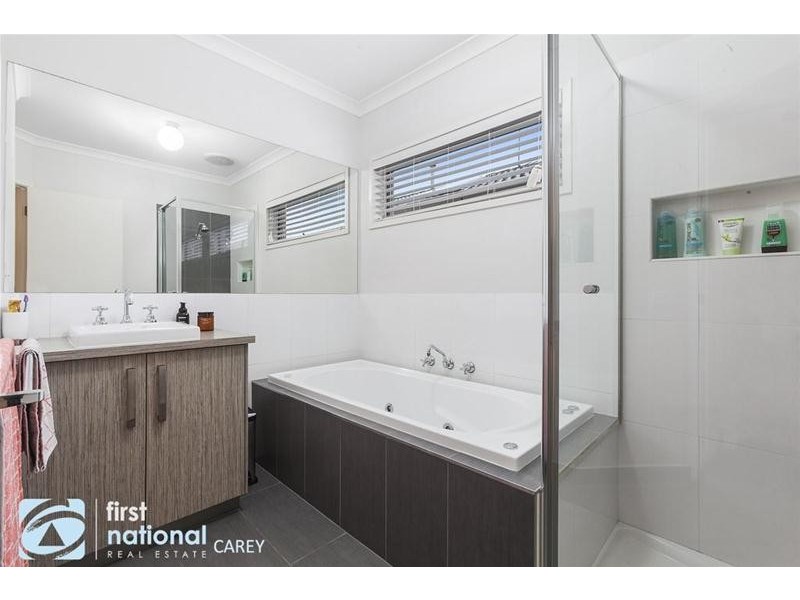 15 Raymond George Place, Lara VIC 3212