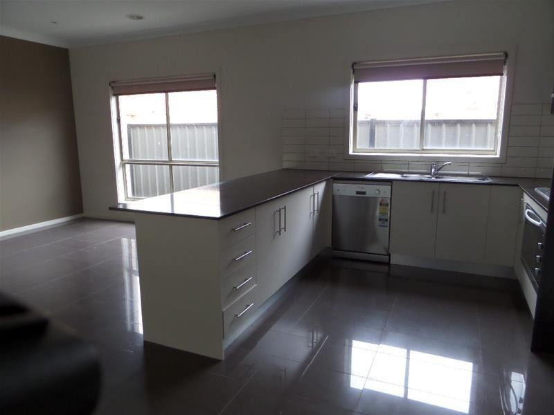 2 Raymond George Place, Lara VIC 3212