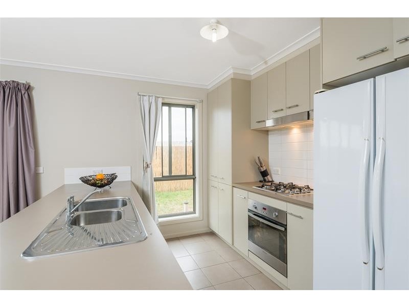 2/74 Fairbairn Drive, Corio VIC 3214