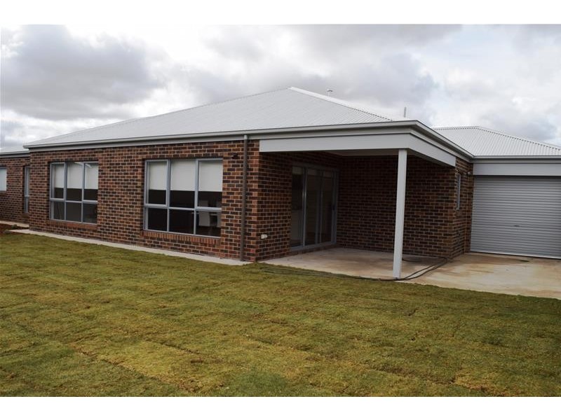 19 Westlakes Boulevard, Lara VIC 3212