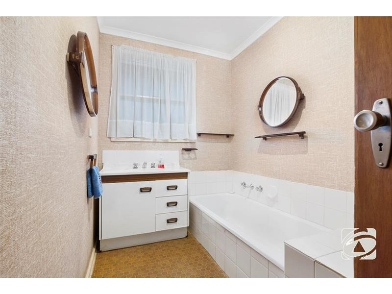 18 Carmarthen Drive, Corio VIC 3214