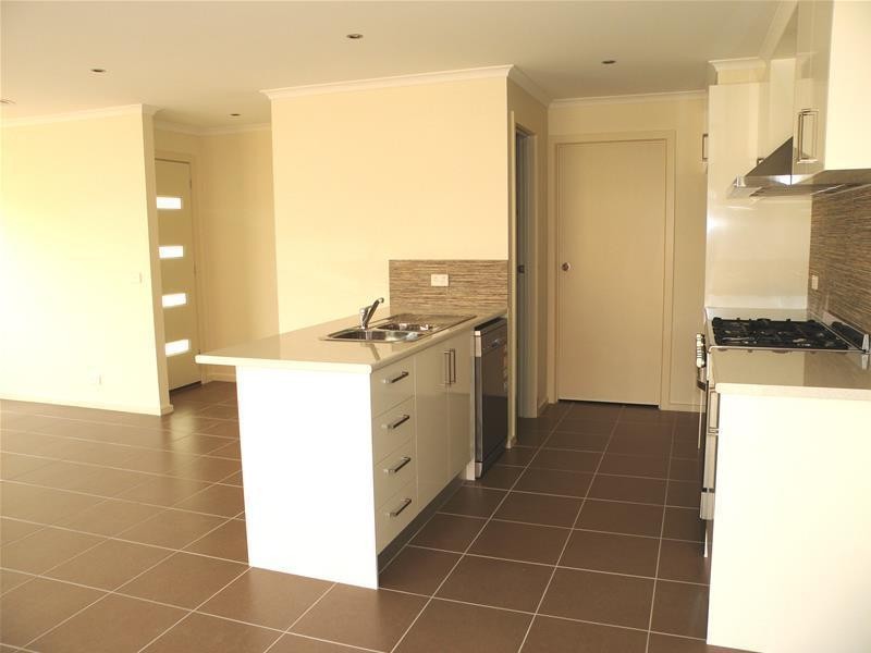 2/24 Bank Street, Lara VIC 3212