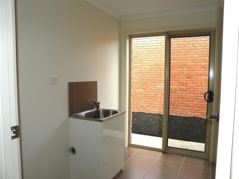 2/24 Bank Street, Lara VIC 3212