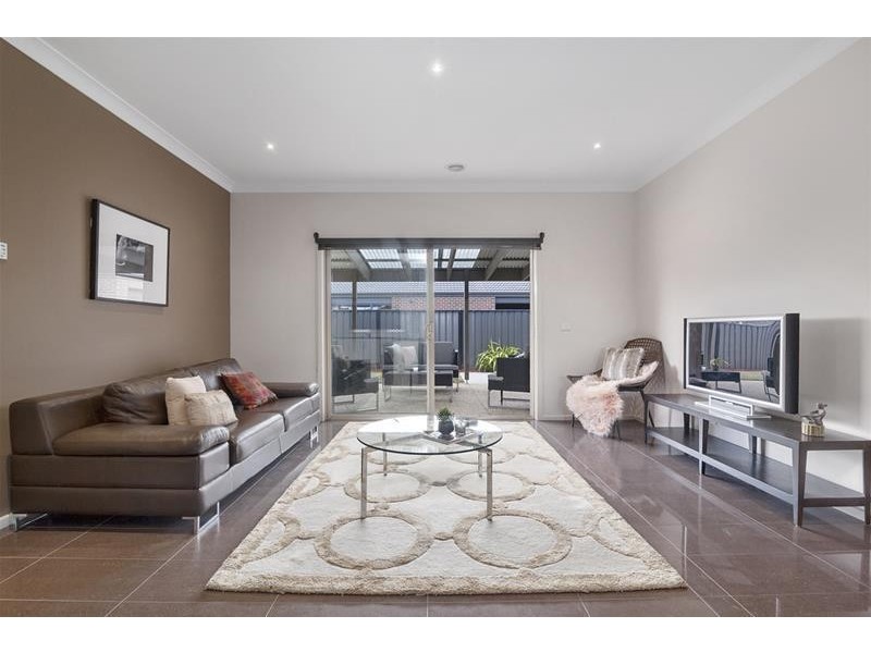 2 Raymond George Place, Lara VIC 3212