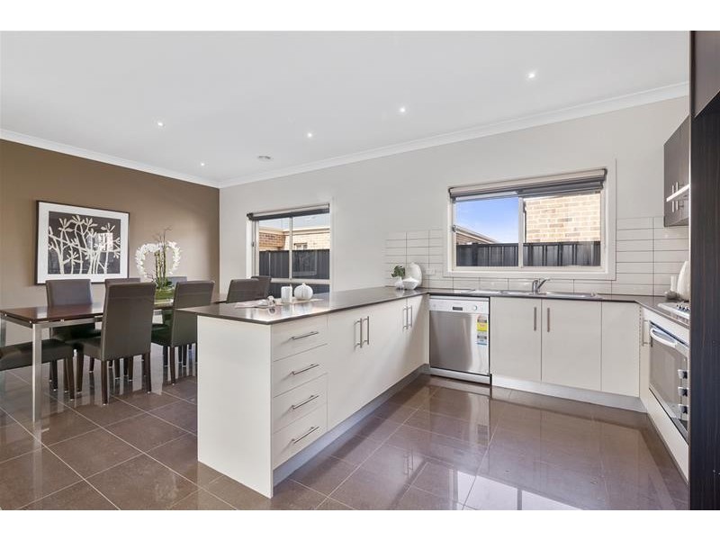 2 Raymond George Place, Lara VIC 3212