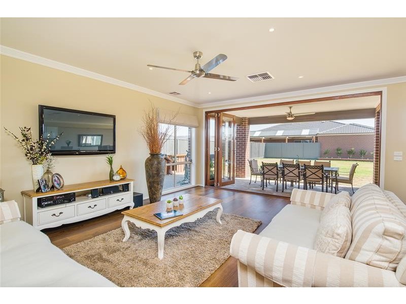 39 West Lakes Boulevard, Lara VIC 3212