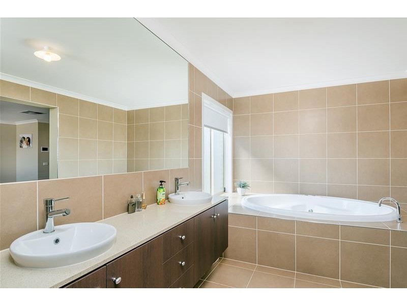 39 West Lakes Boulevard, Lara VIC 3212